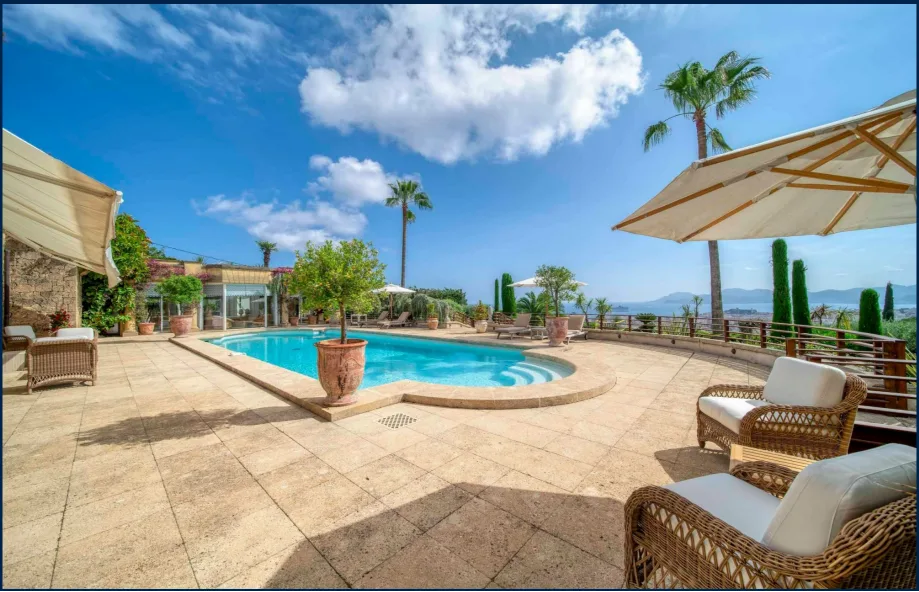 Bord de piscine
